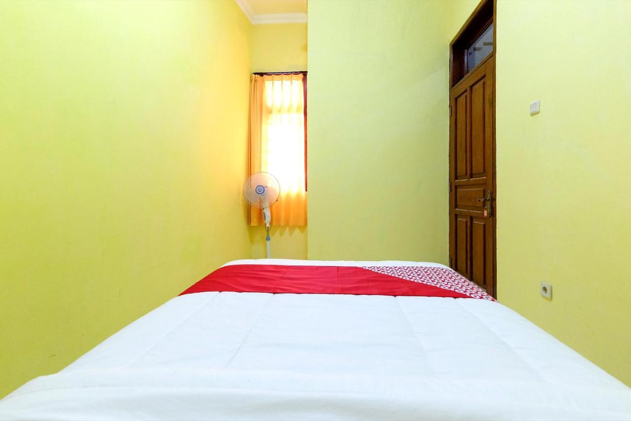 Oyo 338 Guest House Omah Manahan Syariah Surakarta  Экстерьер фото
