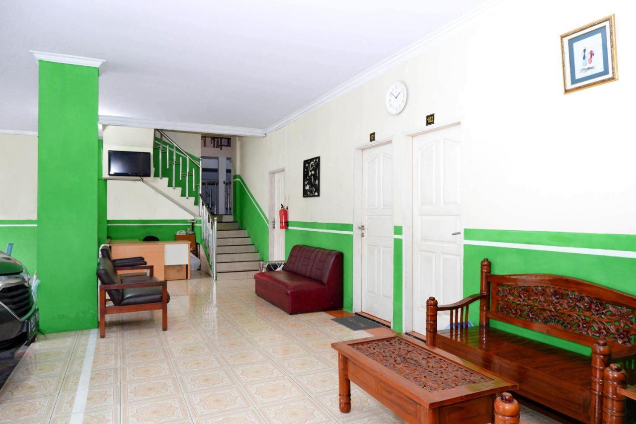 Oyo 338 Guest House Omah Manahan Syariah Surakarta  Экстерьер фото